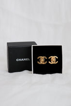 Lade das Bild in den Galerie-Viewer, Chanel CC Turnlock Clip-On Earrings 24K GP