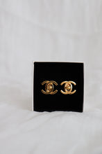 Lade das Bild in den Galerie-Viewer, Chanel CC Turnlock Clip-On Earrings 24K GP