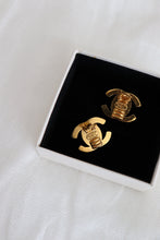 Lade das Bild in den Galerie-Viewer, Chanel CC Turnlock Clip-On Earrings 24K GP