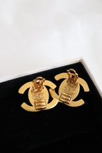 Lade das Bild in den Galerie-Viewer, Chanel CC Turnlock Clip-On Earrings 24K GP