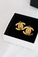 Lade das Bild in den Galerie-Viewer, Chanel CC Turnlock Clip-On Earrings 24K GP