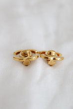 Lade das Bild in den Galerie-Viewer, Chanel CC Turnlock Clip-On Earrings 24K GP