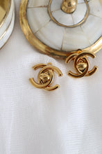 Lade das Bild in den Galerie-Viewer, Chanel CC Turnlock Clip-On Earrings 24K GP