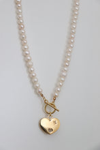 Lade das Bild in den Galerie-Viewer, Louis Vuitton heart with freshwater pearls
