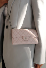 Lade das Bild in den Galerie-Viewer, Chanel quilted classic flap wallet -light pink

