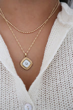 Lade das Bild in den Galerie-Viewer, Dior golden/white necklace
