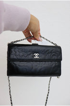 Lade das Bild in den Galerie-Viewer, Chanel camellia lambskin wallet
