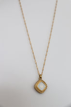 Lade das Bild in den Galerie-Viewer, Dior golden/white necklace
