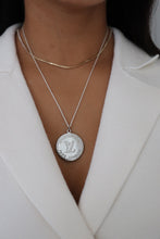 Lade das Bild in den Galerie-Viewer, Louis Vuitton silver logo
