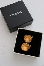 Lade das Bild in den Galerie-Viewer, Chanel vintage earrings
