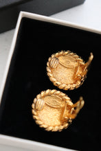 Lade das Bild in den Galerie-Viewer, Chanel vintage earrings
