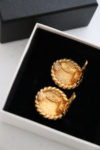 Lade das Bild in den Galerie-Viewer, Chanel vintage earrings
