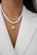Lade das Bild in den Galerie-Viewer, Dior mini lock with freswater pearls
