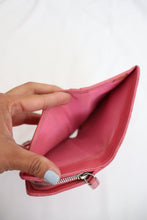 Lade das Bild in den Galerie-Viewer, Chanel vintage wallet in pink
