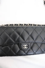 Lade das Bild in den Galerie-Viewer, Chanel classic flap wallet
