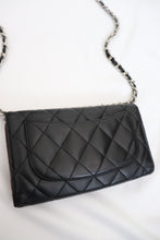 Lade das Bild in den Galerie-Viewer, Chanel classic flap wallet
