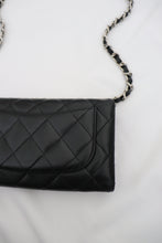 Lade das Bild in den Galerie-Viewer, Chanel classic flap wallet
