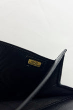 Lade das Bild in den Galerie-Viewer, Chanel grained calfskin wallet with golden button
