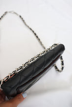 Lade das Bild in den Galerie-Viewer, Chanel classic flap wallet
