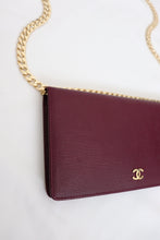 Lade das Bild in den Galerie-Viewer, Chanel bifold calfskin wallet in burgundy
