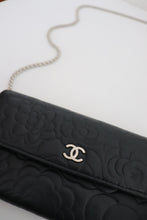Lade das Bild in den Galerie-Viewer, Chanel embossed camellia wallet
