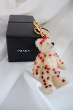 Lade das Bild in den Galerie-Viewer, Prada bear keychain -white
