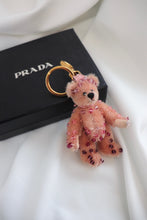 Lade das Bild in den Galerie-Viewer, Prada bear keychain -pink

