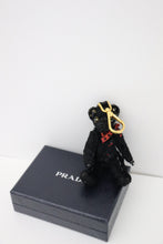 Lade das Bild in den Galerie-Viewer, Prada black bear keychain
