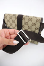 Lade das Bild in den Galerie-Viewer, Gucci GG canvas belt bag
