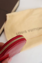 Lade das Bild in den Galerie-Viewer, Louis Vuitton vernis heart coin purse
