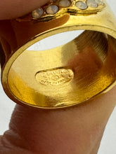 Lade das Bild in den Galerie-Viewer, Chanel vintage gold tone ring with small crystals
