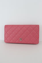 Lade das Bild in den Galerie-Viewer, Chanel quilted yen pink leather wallet
