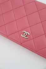 Lade das Bild in den Galerie-Viewer, Chanel quilted yen pink leather wallet
