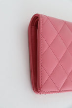 Lade das Bild in den Galerie-Viewer, Chanel quilted yen pink leather wallet
