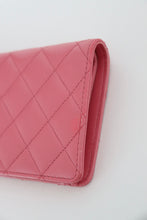 Lade das Bild in den Galerie-Viewer, Chanel quilted yen pink leather wallet
