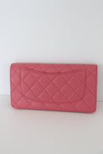 Lade das Bild in den Galerie-Viewer, Chanel quilted yen pink leather wallet
