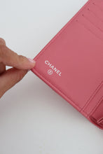 Lade das Bild in den Galerie-Viewer, Chanel quilted yen pink leather wallet
