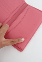 Lade das Bild in den Galerie-Viewer, Chanel quilted yen pink leather wallet
