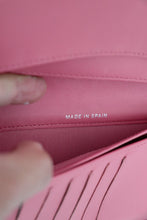 Lade das Bild in den Galerie-Viewer, Chanel quilted yen pink leather wallet
