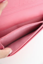 Lade das Bild in den Galerie-Viewer, Chanel quilted yen pink leather wallet
