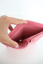 Lade das Bild in den Galerie-Viewer, Chanel quilted yen pink leather wallet
