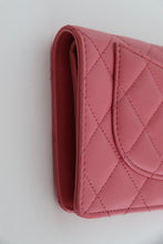 Lade das Bild in den Galerie-Viewer, Chanel quilted yen pink leather wallet
