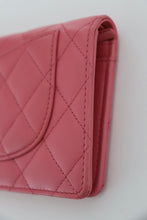 Lade das Bild in den Galerie-Viewer, Chanel quilted yen pink leather wallet
