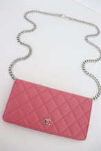 Lade das Bild in den Galerie-Viewer, Chanel quilted yen pink leather wallet
