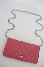 Lade das Bild in den Galerie-Viewer, Chanel quilted yen pink leather wallet
