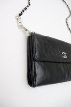 Lade das Bild in den Galerie-Viewer, Chanel camellia lambskin wallet
