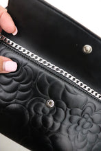 Lade das Bild in den Galerie-Viewer, Chanel camellia lambskin wallet
