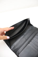 Lade das Bild in den Galerie-Viewer, Chanel camellia lambskin wallet
