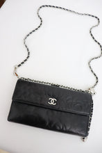 Lade das Bild in den Galerie-Viewer, Chanel camellia lambskin wallet
