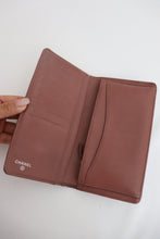 Lade das Bild in den Galerie-Viewer, Chanel patent brown vintage wallet
